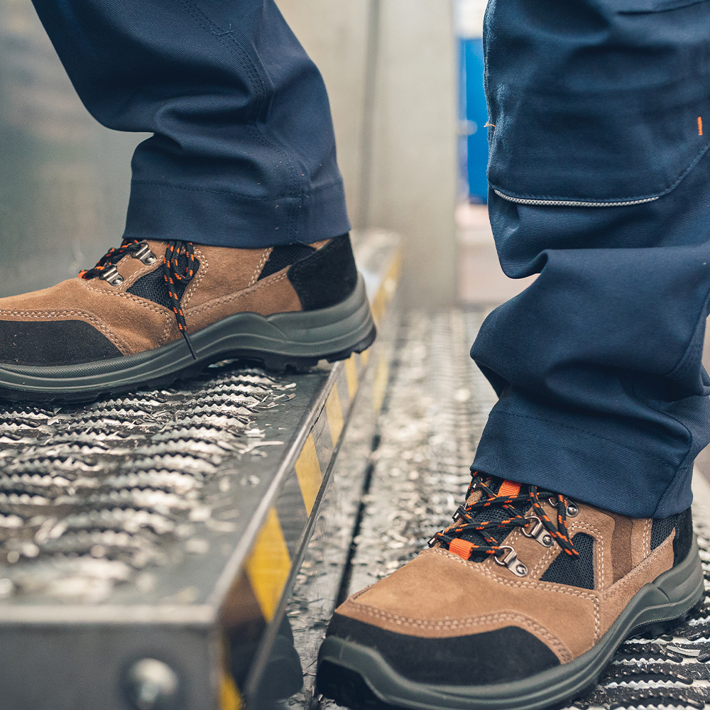 Delovni čevlji Sioux visoki S3-SRC - na nogi